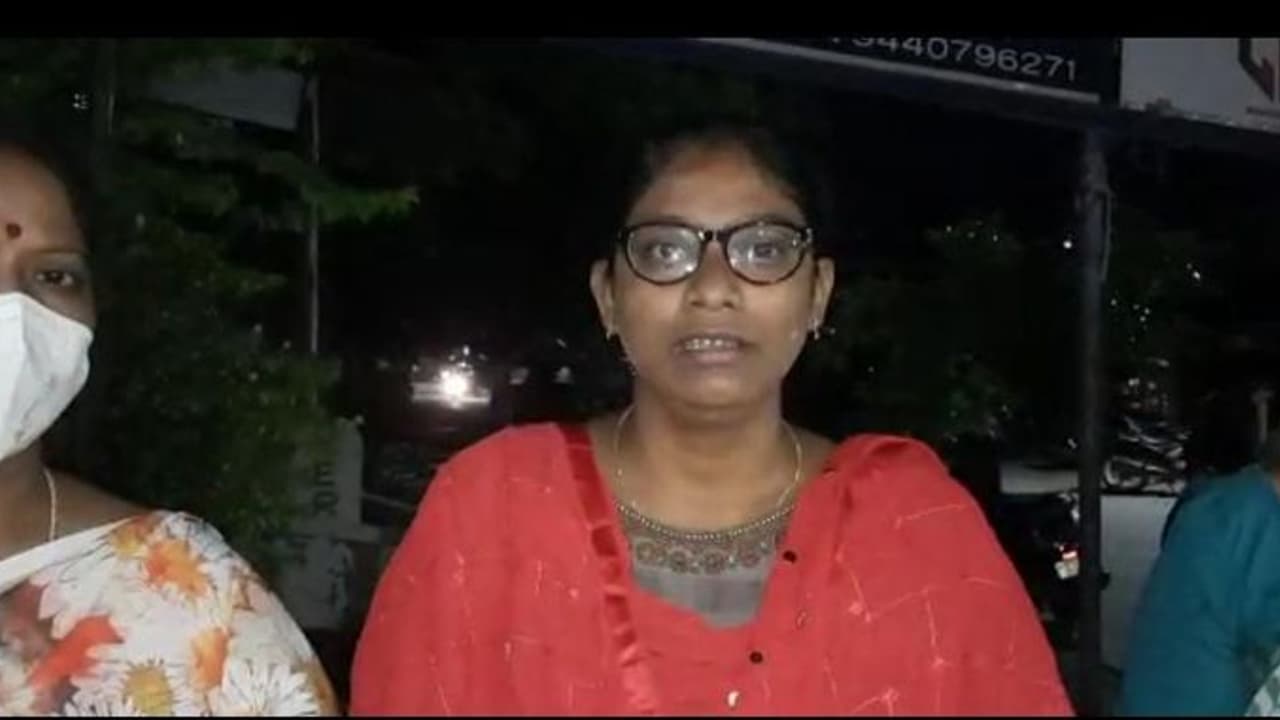 పవన్ కల్యాణ్ ను కలిశాకే... నాకు, నా కుటుంబానికి ప్రాణహాని: బాధిత మహిళ ఆందోళన (వీడియో) పవన్ కల్యాణ్ ను కలిశాకే... నాకు, నా కుటుంబానికి ప్రాణహాని: బాధిత మహిళ ఆందోళన (వీడియో)