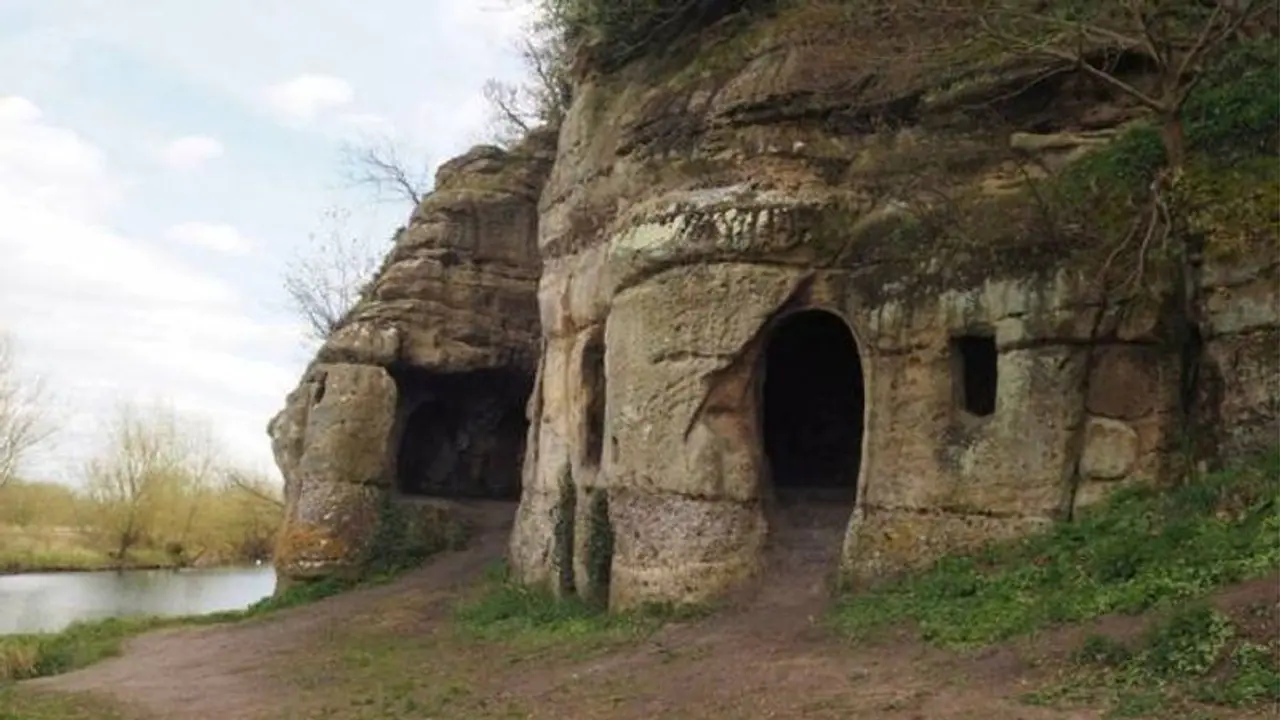 ​ഗവേഷകരെ അമ്പരപ്പിച്ച് ഒമ്പതാം നൂറ്റാണ്ടിലെ ​ഗുഹ, അകത്ത് വിശാലമായ മുറികൾ, വാതിലുകൾ, ജനലുകൾ...