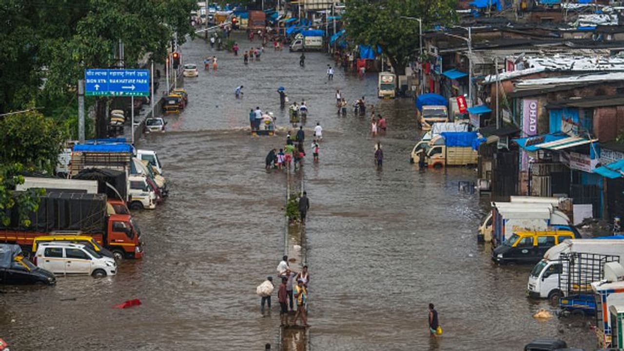 മൂന്ന് ദിവസമായി തുടരുന്ന കനത്ത പേമാരി, വ്യാപക നാശനഷ്ടം, മഹാരാഷ്ട്രയിൽ മാത്രം 138 മരണം മൂന്ന് ദിവസമായി തുടരുന്ന കനത്ത പേമാരി, വ്യാപക നാശനഷ്ടം, മഹാരാഷ്ട്രയിൽ മാത്രം 138 മരണം