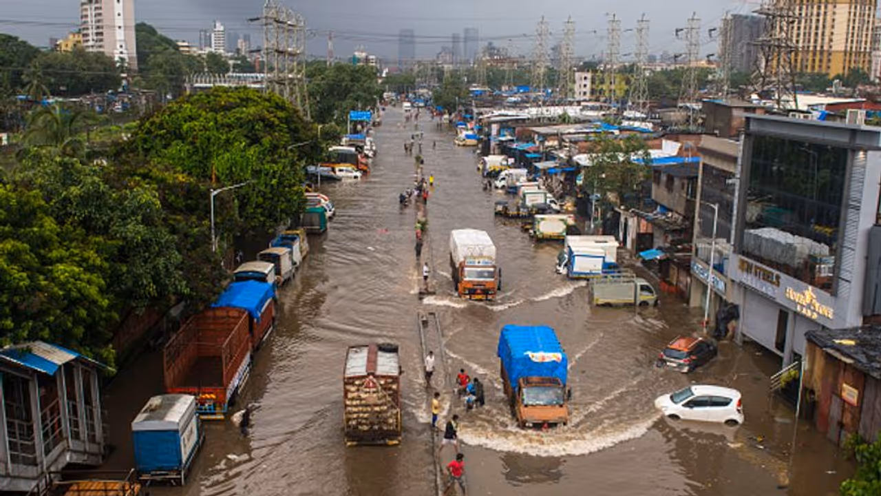 മഹാരാഷ്ട്രയിലും തെലങ്കാനയിലും കനത്ത മഴ തുടരുന്നു: കൊങ്കണിൽ ആറായിരത്തോളം യാത്രക്കാർ കുടുങ്ങി മഹാരാഷ്ട്രയിലും തെലങ്കാനയിലും കനത്ത മഴ തുടരുന്നു: കൊങ്കണിൽ ആറായിരത്തോളം യാത്രക്കാർ കുടുങ്ങി