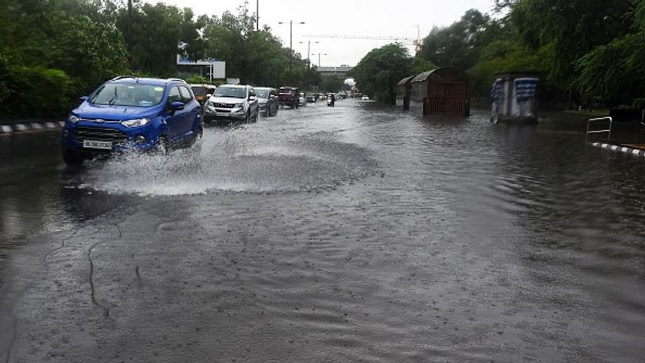 ফের পারদ চড়ল শহরে, আজ থেকে অতি ভারী বর্ষণের সতর্কতা উত্তরবঙ্গে