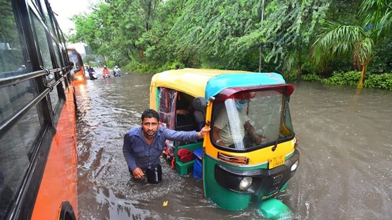 കനത്ത മഴയും വെള്ളപ്പൊക്കവും, വ്യാപക നാശനഷ്ടം, കൊങ്കൺ റൂട്ടിൽ ട്രെയിന് സര്വ്വീസ് നിർത്തിവെച്ചു കനത്ത മഴയും വെള്ളപ്പൊക്കവും, വ്യാപക നാശനഷ്ടം, കൊങ്കൺ റൂട്ടിൽ ട്രെയിന് സര്വ്വീസ് നിർത്തിവെച്ചു