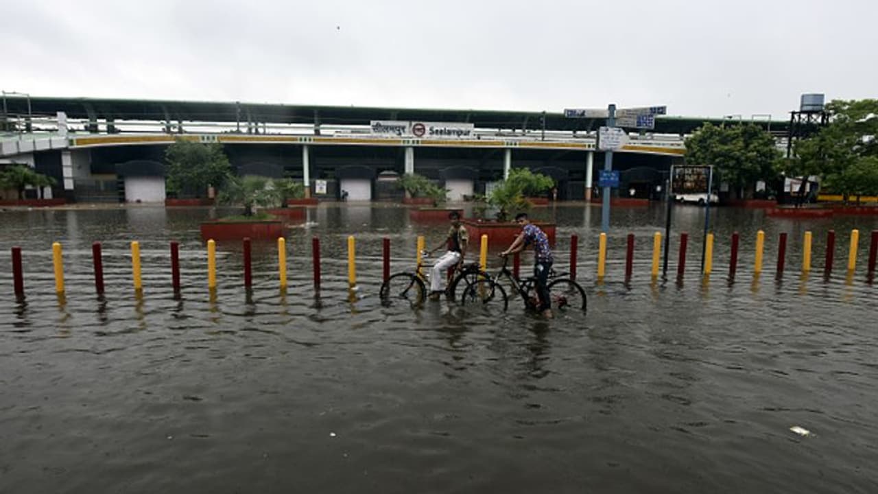 കനത്തമഴ: കൊങ്കൺ പാതയിൽ റെയിൽ ഗതാഗതം നിലച്ചു; കുടുങ്ങിക്കിടക്കുന്നത് ആറായിരം യാത്രക്കാർ കനത്തമഴ: കൊങ്കൺ പാതയിൽ റെയിൽ ഗതാഗതം നിലച്ചു; കുടുങ്ങിക്കിടക്കുന്നത് ആറായിരം യാത്രക്കാർ