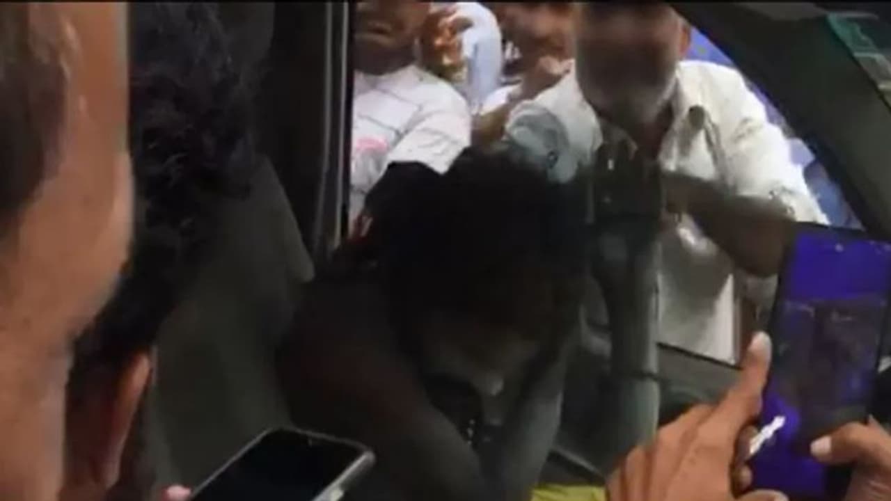 വഴി ചോദിക്കാനായി വാഹനം നിര്ത്തി; കുട്ടികളെ കടത്തുന്ന സംഘമെന്ന് ആരോപിച്ച് സന്യാസികള്ക്ക് മര്ദ്ദനം വഴി ചോദിക്കാനായി വാഹനം നിര്ത്തി; കുട്ടികളെ കടത്തുന്ന സംഘമെന്ന് ആരോപിച്ച് സന്യാസികള്ക്ക് മര്ദ്ദനം