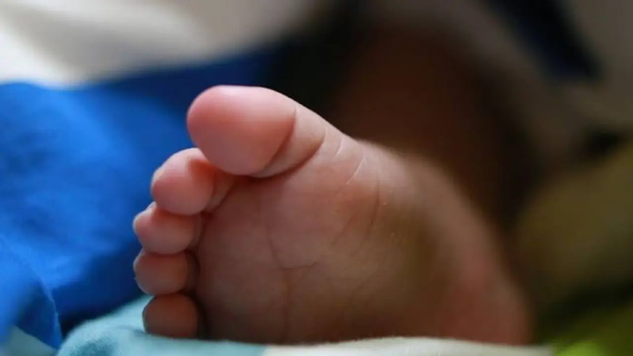 పెళ్లి కాకుండానే గర్భం.. అప్పుడే పుట్టిన బిడ్డను కిటికీలో నుంచి.. పెళ్లి కాకుండానే గర్భం.. అప్పుడే పుట్టిన బిడ్డను కిటికీలో నుంచి..