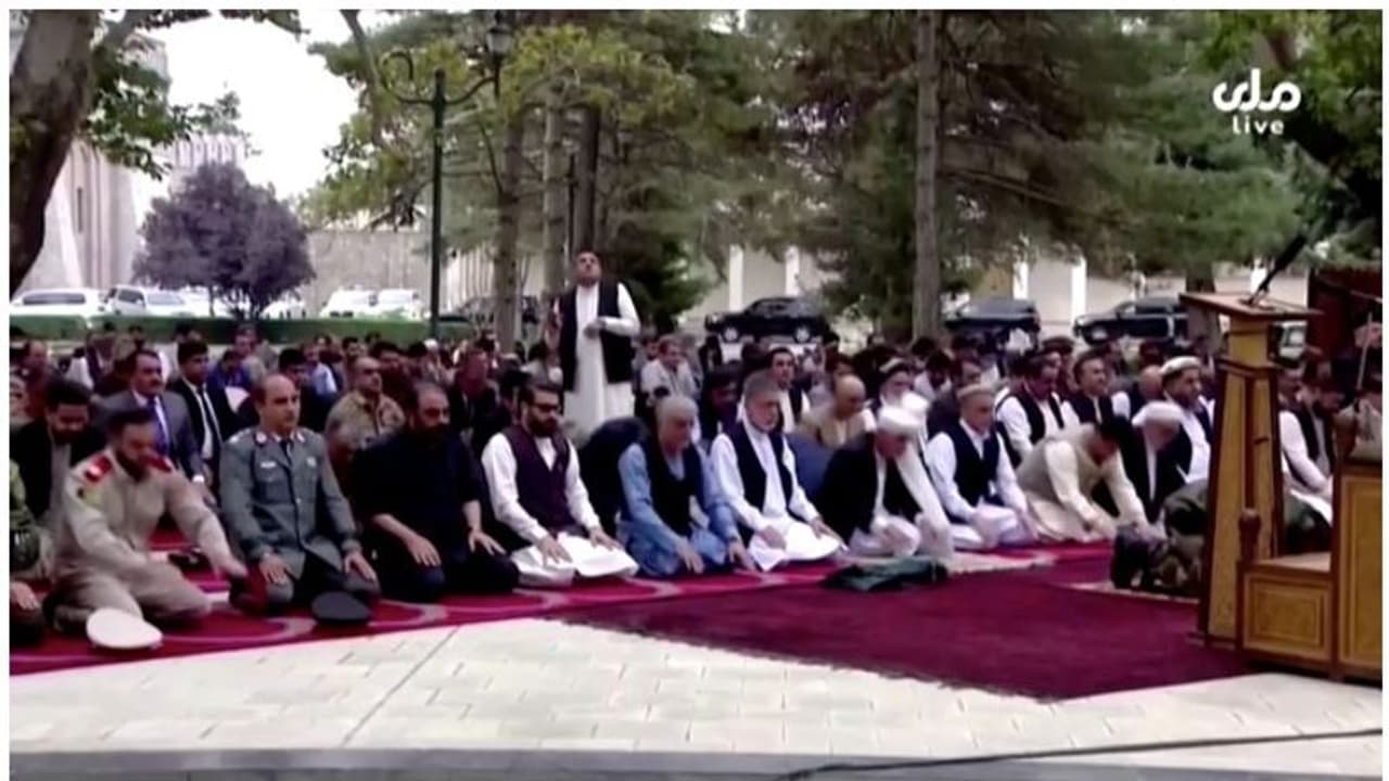 ഈദ് നമസ്കാരത്തിനിടെ റോക്കറ്റുകള് പതിച്ചു; പ്രാര്ത്ഥന തുടര്ന്ന് അഫ്ഗാന് പ്രസിഡന്റ്, വീഡിയോ ഈദ് നമസ്കാരത്തിനിടെ റോക്കറ്റുകള് പതിച്ചു; പ്രാര്ത്ഥന തുടര്ന്ന് അഫ്ഗാന് പ്രസിഡന്റ്, വീഡിയോ