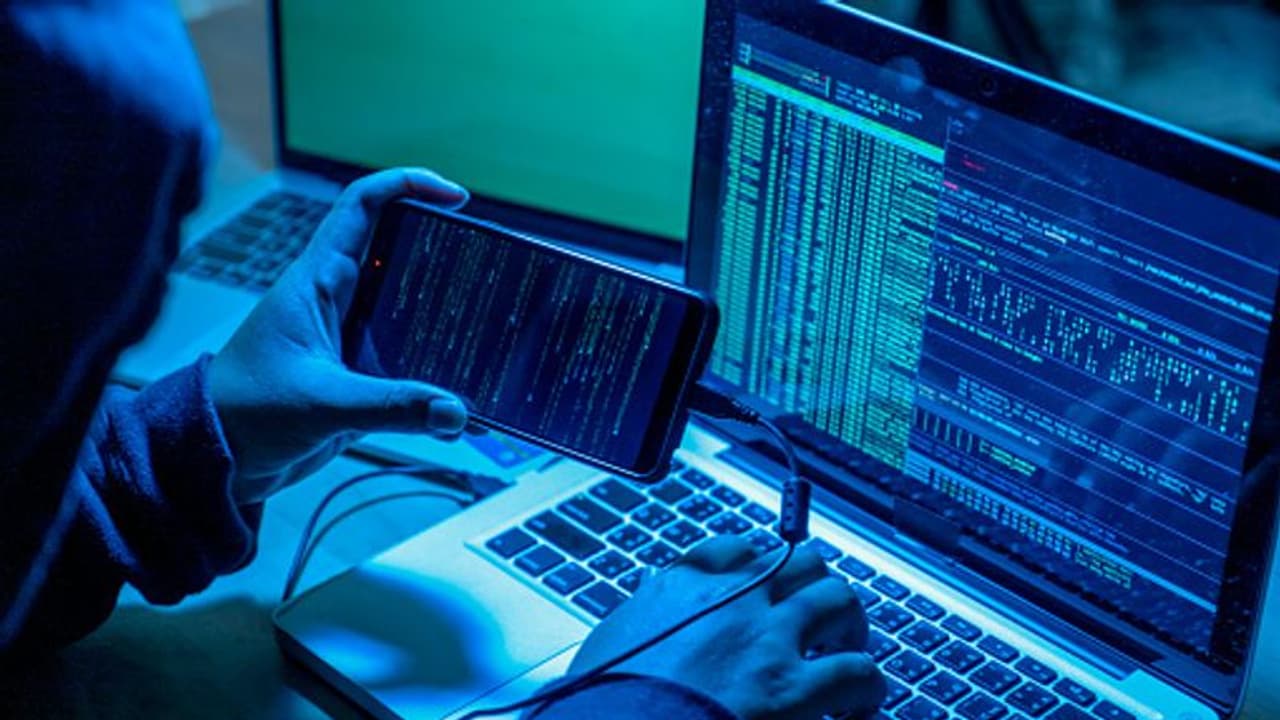 దేశంలోనే అతిపెద్ద సైబర్ మోసం.. వెలుగులోకి సంచలన విషయాలు దేశంలోనే అతిపెద్ద సైబర్ మోసం.. వెలుగులోకి సంచలన విషయాలు