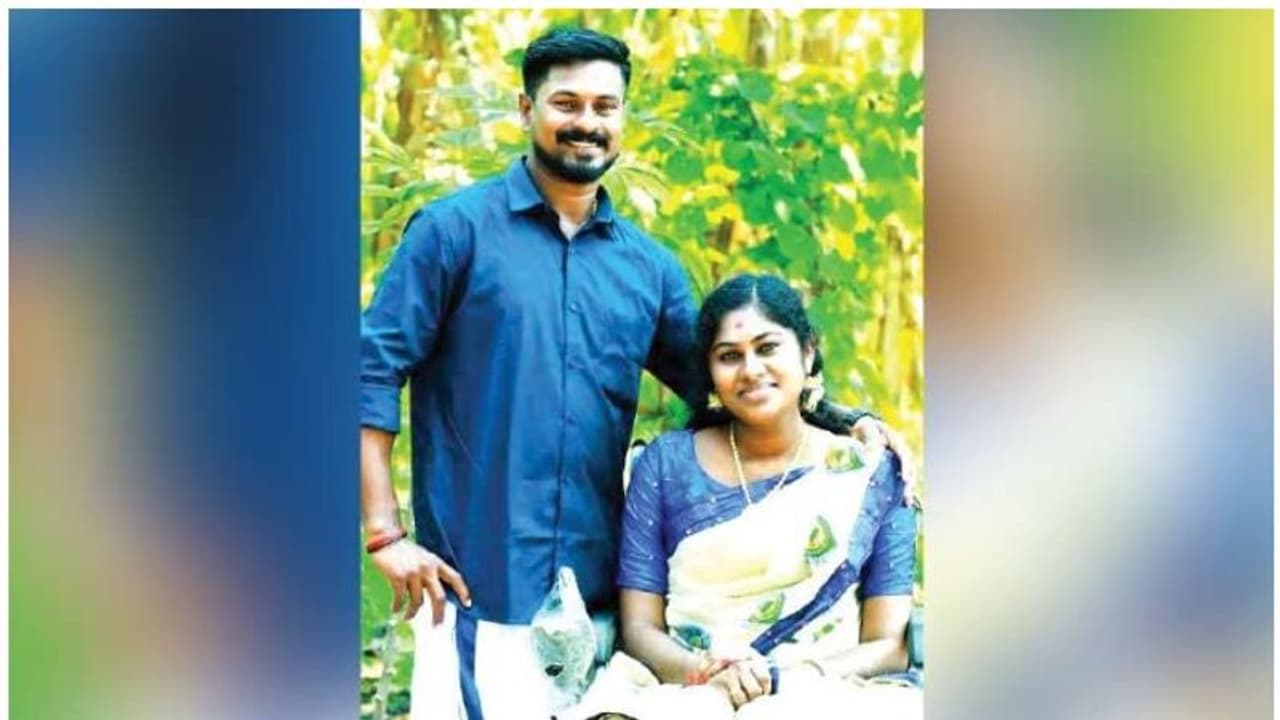 അരയ്ക്ക് താഴെ തളര്ന്ന യുവതിയുടെ വിവാഹച്ചെലവ് കണ്ടെത്താന് ബിരിയാണി ചലഞ്ചുമായി സിപിഎം അരയ്ക്ക് താഴെ തളര്ന്ന യുവതിയുടെ വിവാഹച്ചെലവ് കണ്ടെത്താന് ബിരിയാണി ചലഞ്ചുമായി സിപിഎം