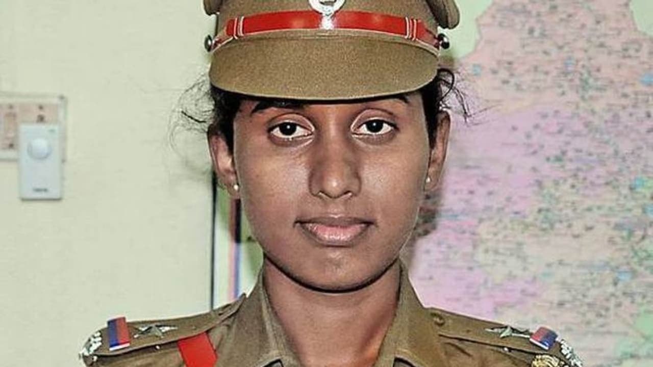 போலீஸ் ஆகியும் திருநங்கைக்கு பாதுகாப்பு இல்ல.. காவலர் சுபஸ்ரீயிடம் தகாத முறையில் நடந்துகொண்ட சக போலீஸ். போலீஸ் ஆகியும் திருநங்கைக்கு பாதுகாப்பு இல்ல.. காவலர் சுபஸ்ரீயிடம் தகாத முறையில் நடந்துகொண்ட சக போலீஸ்.