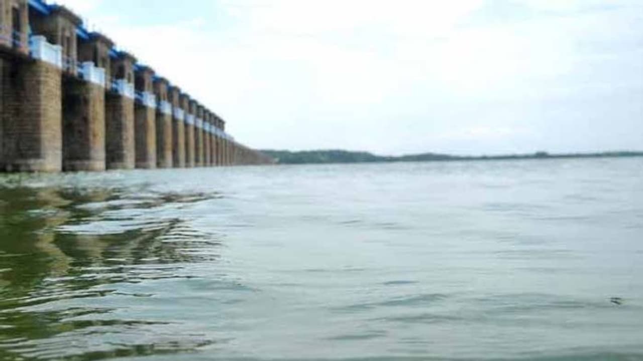 హైద్రాబాద్ జంట జలాశయాలకు భారీగా వరద నీరు: పూర్తి స్థాయిలో నిండిన హుస్సేన్ సాగర్ హైద్రాబాద్ జంట జలాశయాలకు భారీగా వరద నీరు: పూర్తి స్థాయిలో నిండిన హుస్సేన్ సాగర్