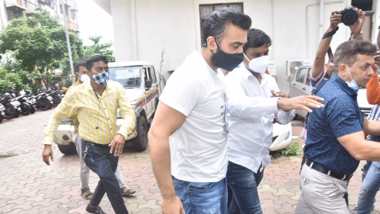 राज कुंद्रा केस: जानें क्या है हॉटशॉट्स ऐप? जिसके सहारे कस्टमर तक पहुंचती थी पोर्न मूवीज राज कुंद्रा केस: जानें क्या है हॉटशॉट्स ऐप? जिसके सहारे कस्टमर तक पहुंचती थी पोर्न मूवीज