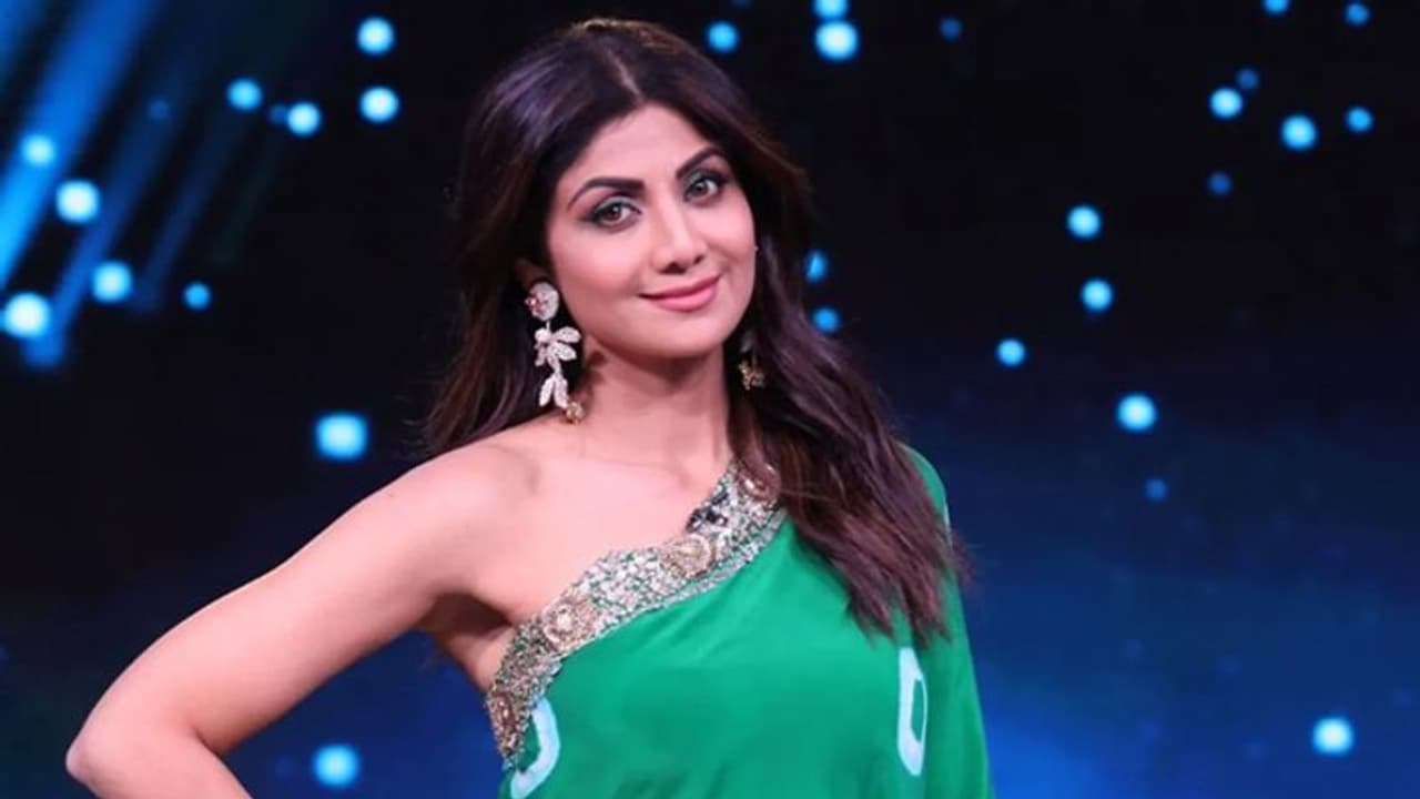 'পর্নোগ্রাফি'র ব্যবসায় গ্রেফতার রাজ, লজ্জায় কি মুখ ঢাকলেন শিল্পা, কেন গেলেন না শুটিংয়ে 'পর্নোগ্রাফি'র ব্যবসায় গ্রেফতার রাজ, লজ্জায় কি মুখ ঢাকলেন শিল্পা, কেন গেলেন না শুটিংয়ে