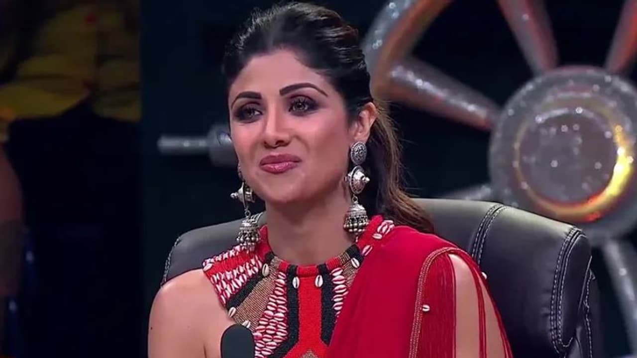 पति राज कुंद्रा की गिरफ्तारी होते ही लगा पत्नी शिल्पा शेट्टी को झटका, Super Dancer 4 से हुईं आउट पति राज कुंद्रा की गिरफ्तारी होते ही लगा पत्नी शिल्पा शेट्टी को झटका, Super Dancer 4 से हुईं आउट