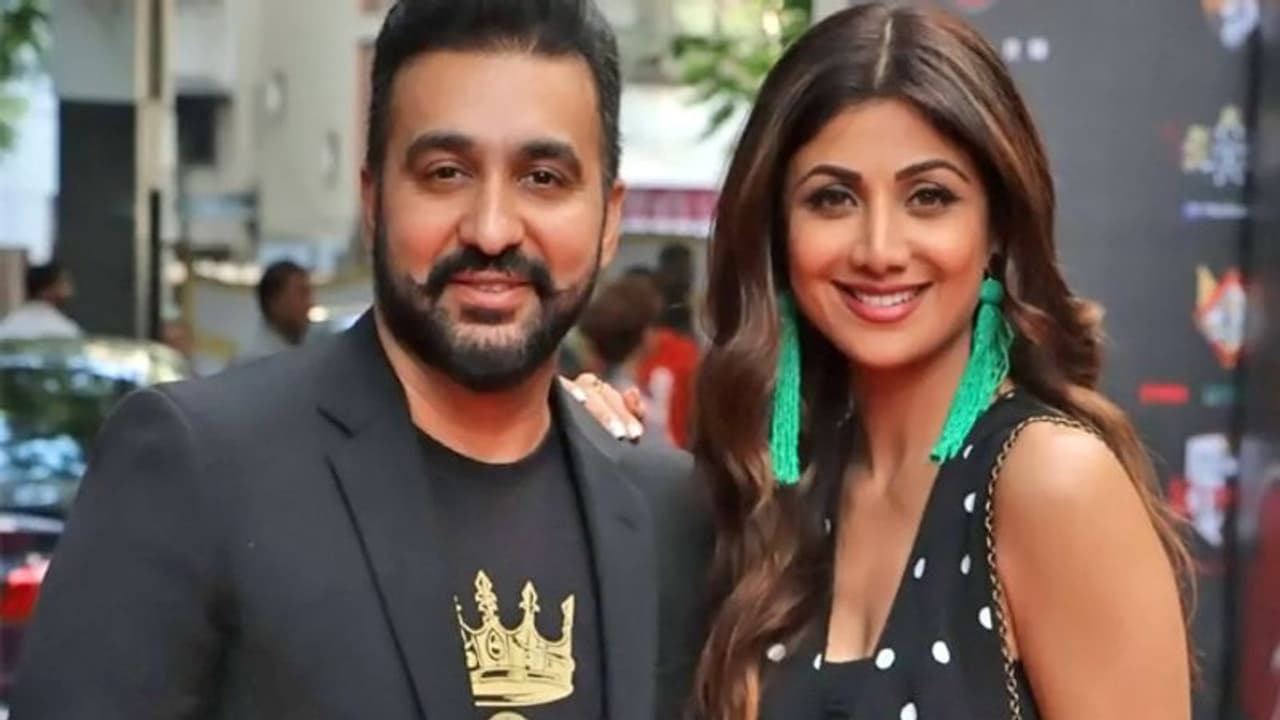 शिल्पा के पति राज कुंद्रा के सपोर्ट में उतरी ये एक्ट्रेस, कहा पोर्न और इरोटिक वीडियो में फर्क को समझना होगा शिल्पा के पति राज कुंद्रा के सपोर्ट में उतरी ये एक्ट्रेस, कहा पोर्न और इरोटिक वीडियो में फर्क को समझना होगा