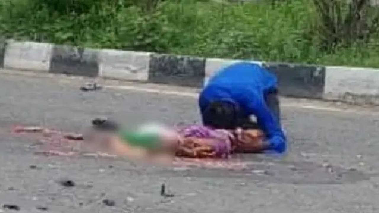 हृदय विदारक घटना: सड़क पर बिखरे पड़े मां के लोथड़ों को सीने से चिपका रोता रहा बेटा, फट गया कलेजा