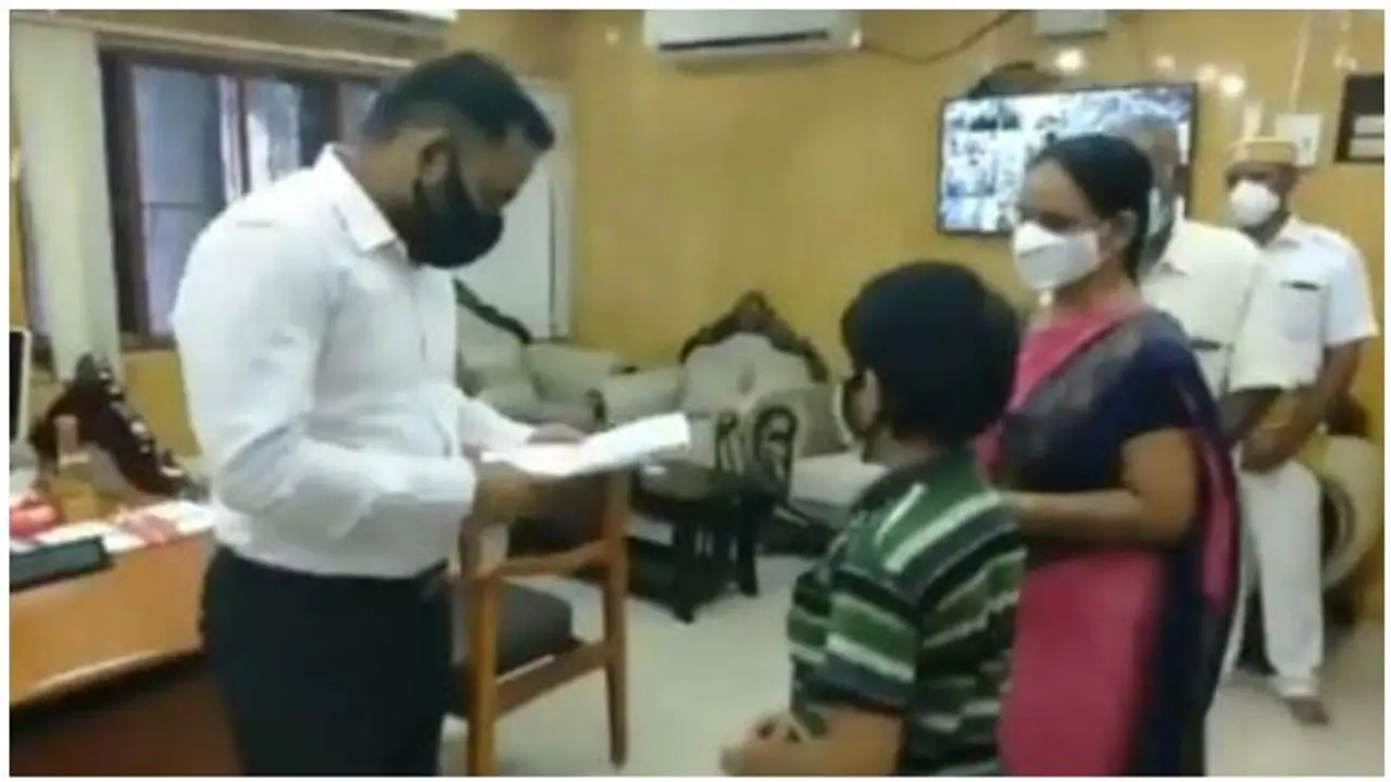 கணவரை இழந்தும் கொரோனா நிதிக்காக மூன்றரை சவரன் நகையை அளிக்க வந்த பெண்... கலெக்டர் கொடுத்த இன்ப அதிர்ச்சி..!