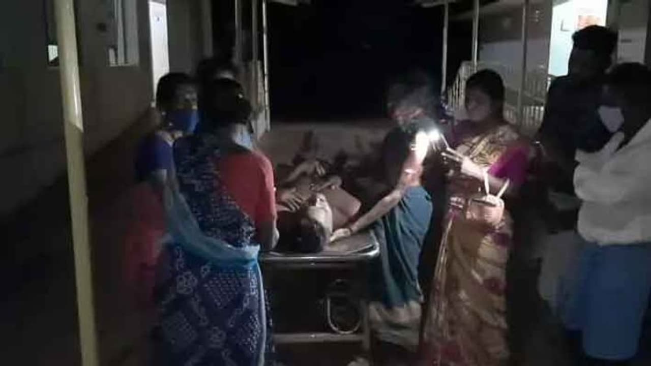 வாயில் கவ்வியிருந்த மீன் தொண்டைக்குள் சிக்கி துடிதுடித்து உயிரிழந்த வாலிபர்.. கதறி துடித்த பெற்றோர்..! வாயில் கவ்வியிருந்த மீன் தொண்டைக்குள் சிக்கி துடிதுடித்து உயிரிழந்த வாலிபர்.. கதறி துடித்த பெற்றோர்..!