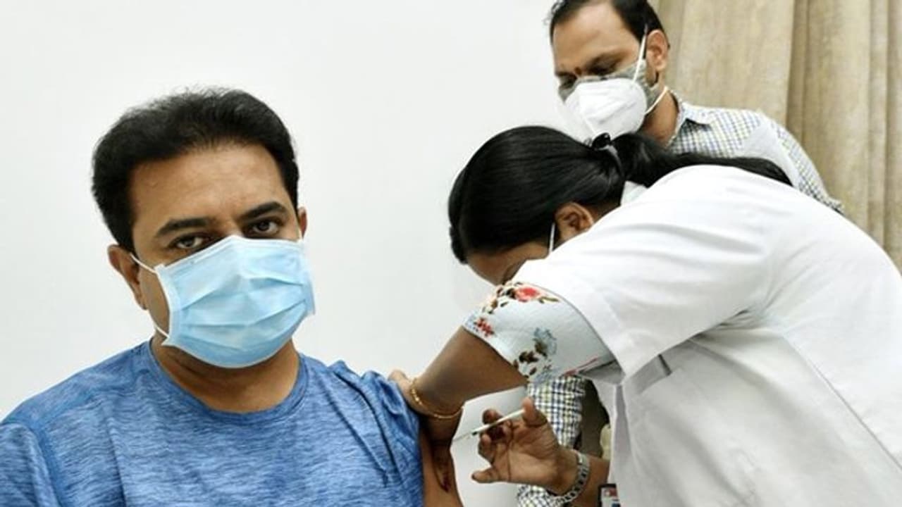 ఎట్టకేలకు వ్యాక్సిన్ తీసుకున్న మంత్రి కేటీఆర్ ఎట్టకేలకు వ్యాక్సిన్ తీసుకున్న మంత్రి కేటీఆర్