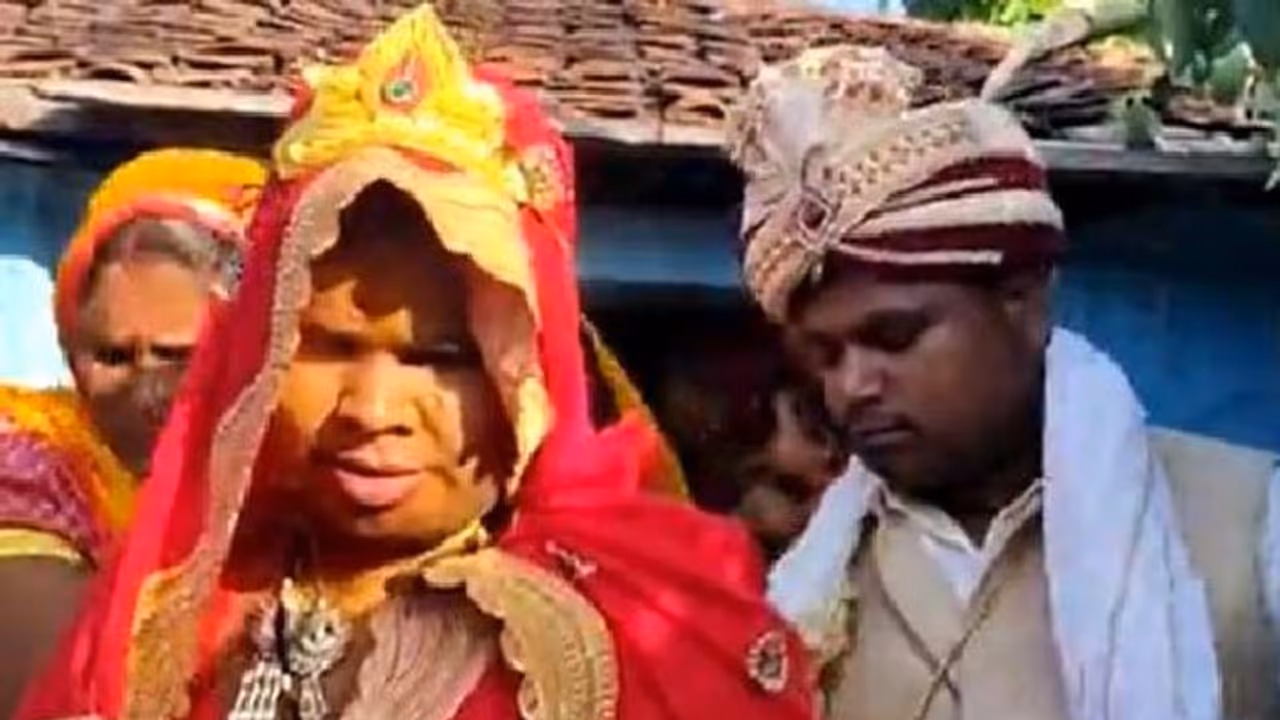 ये है सच्ची मोहब्बत: नेत्रहीन लड़की से हुआ प्यार, घरवालों के खिलाफ जाकर अकेला ही बारात लेकर पहुंचा दूल्हा ये है सच्ची मोहब्बत: नेत्रहीन लड़की से हुआ प्यार, घरवालों के खिलाफ जाकर अकेला ही बारात लेकर पहुंचा दूल्हा