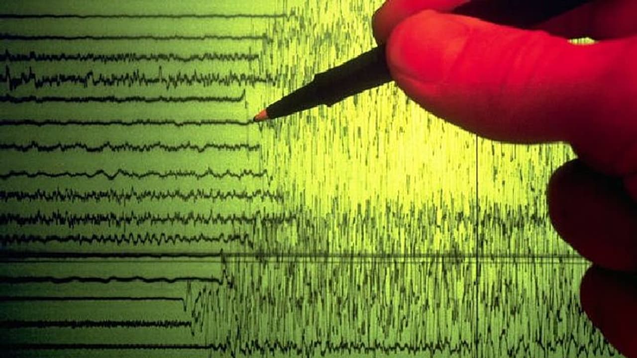 সাতসকালে কাঁপল পায়ের তলার মাটি, ভূমিকম্পে দুলে উঠল দেশের তিন প্রান্ত সাতসকালে কাঁপল পায়ের তলার মাটি, ভূমিকম্পে দুলে উঠল দেশের তিন প্রান্ত