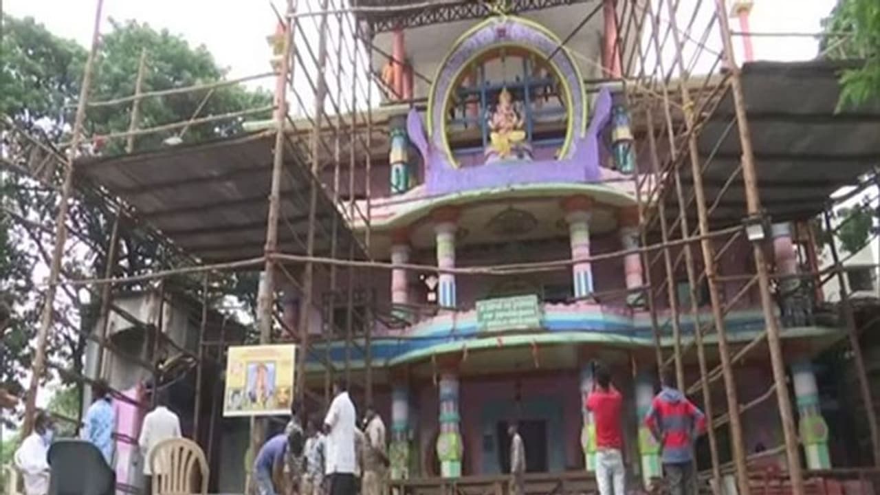 हैदराबाद में गणेशोत्सव पर स्थापित होगी 45 फीट ऊंची प्रतिमा, पिछले साल सिर्फ 9 फीट की थी; 120 आर्टिस्ट बनाएंगे हैदराबाद में गणेशोत्सव पर स्थापित होगी 45 फीट ऊंची प्रतिमा, पिछले साल सिर्फ 9 फीट की थी; 120 आर्टिस्ट बनाएंगे