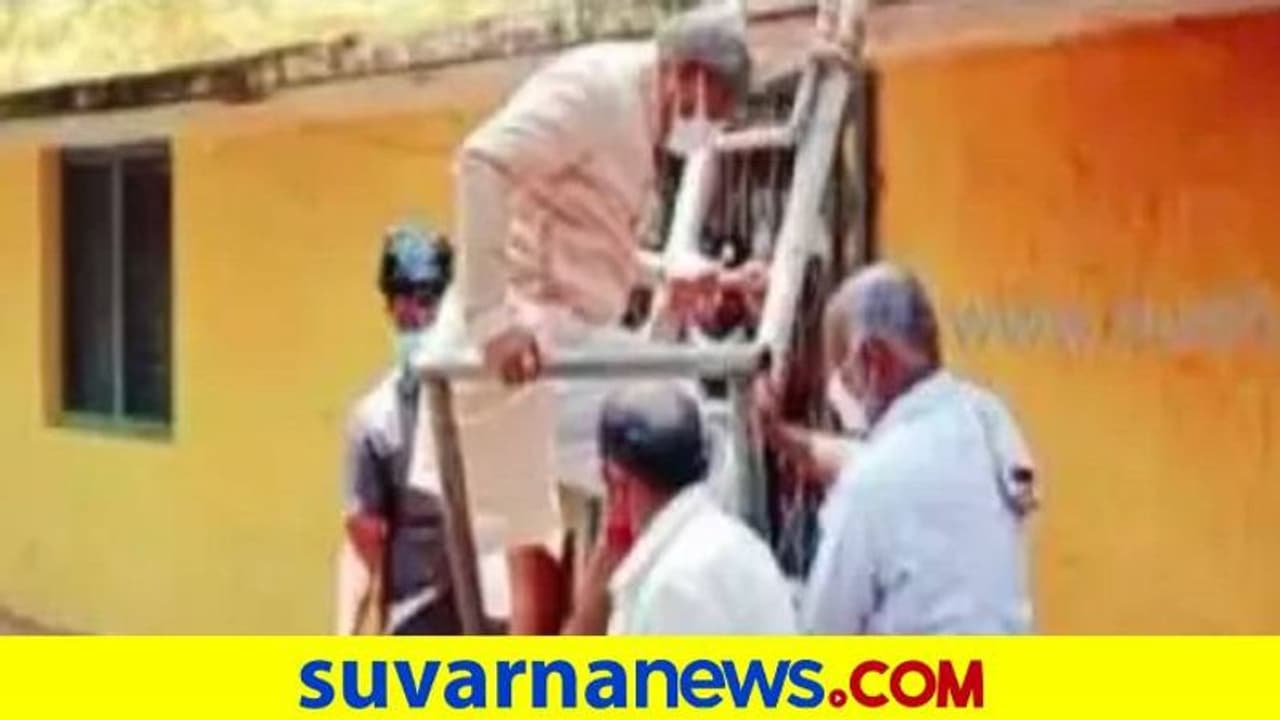 ಕುಷ್ಟಗಿ: ಏಣಿ ಏರಿ ಕಾಲೇಜು ಛಾವಣಿ ವೀಕ್ಷಿಸಿದ ಶಾಸಕ ಭಯ್ಯಾಪುರ ಕುಷ್ಟಗಿ: ಏಣಿ ಏರಿ ಕಾಲೇಜು ಛಾವಣಿ ವೀಕ್ಷಿಸಿದ ಶಾಸಕ ಭಯ್ಯಾಪುರ