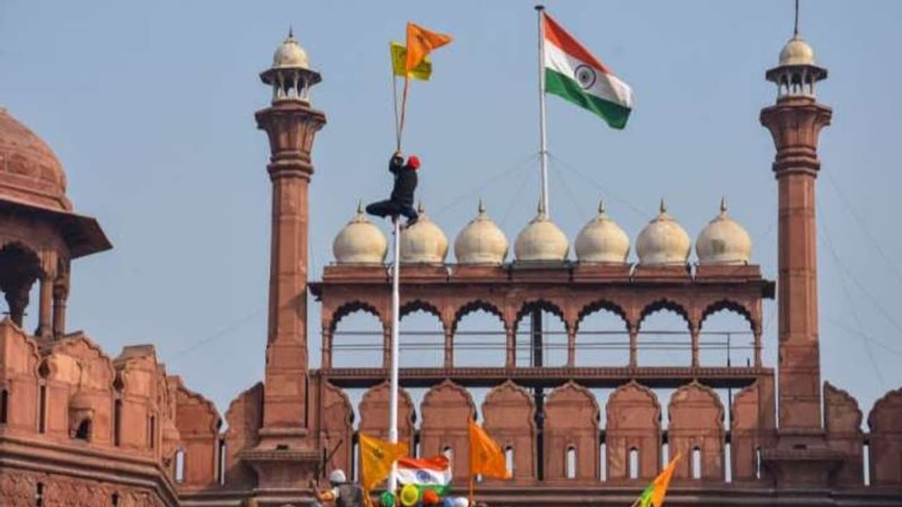 लाल किले पर पहरा: किसान आंदोलन और 15 अगस्त पर आतंकी साजिश के मद्देनजर कड़ी सिक्योरिटी लाल किले पर पहरा: किसान आंदोलन और 15 अगस्त पर आतंकी साजिश के मद्देनजर कड़ी सिक्योरिटी