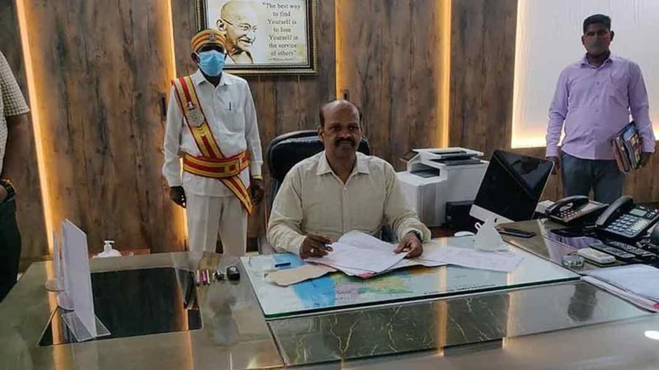 இது லிஸ்டிலேயே இல்லையே... நடுக்கடலில் ஆய்வு நடத்திய ஆட்சியர்... கிடுகிடுத்துப் போன மீனவர்கள்...! இது லிஸ்டிலேயே இல்லையே... நடுக்கடலில் ஆய்வு நடத்திய ஆட்சியர்... கிடுகிடுத்துப் போன மீனவர்கள்...!