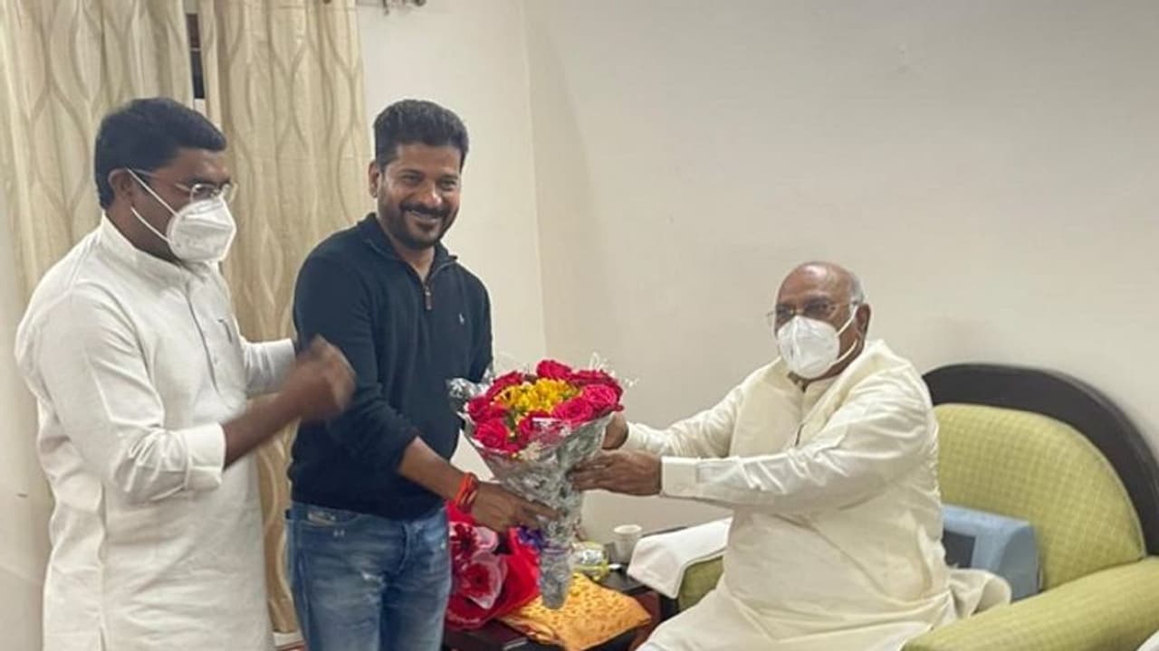 మల్లికార్జున్ ఖర్గేకు బర్త్ డే విషెస్ చెప్పిన రేవంత్ రెడ్డి.. మల్లికార్జున్ ఖర్గేకు బర్త్ డే విషెస్ చెప్పిన రేవంత్ రెడ్డి..