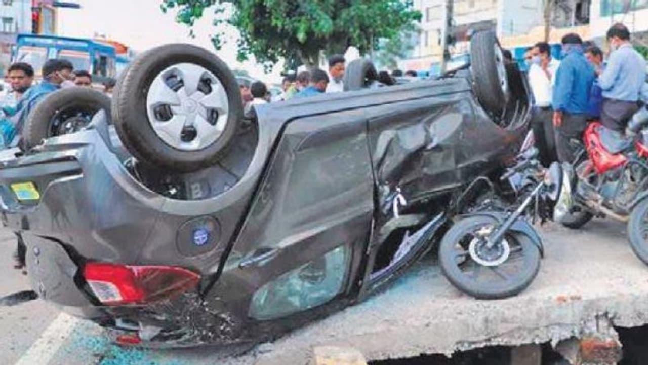 Hyderabad Accident: మద్యంమత్తులో డ్రైవింగ్... అమాంతం గాల్లోకి ఎగిరి బోల్తాపడ్డ కారు Hyderabad Accident: మద్యంమత్తులో డ్రైవింగ్... అమాంతం గాల్లోకి ఎగిరి బోల్తాపడ్డ కారు