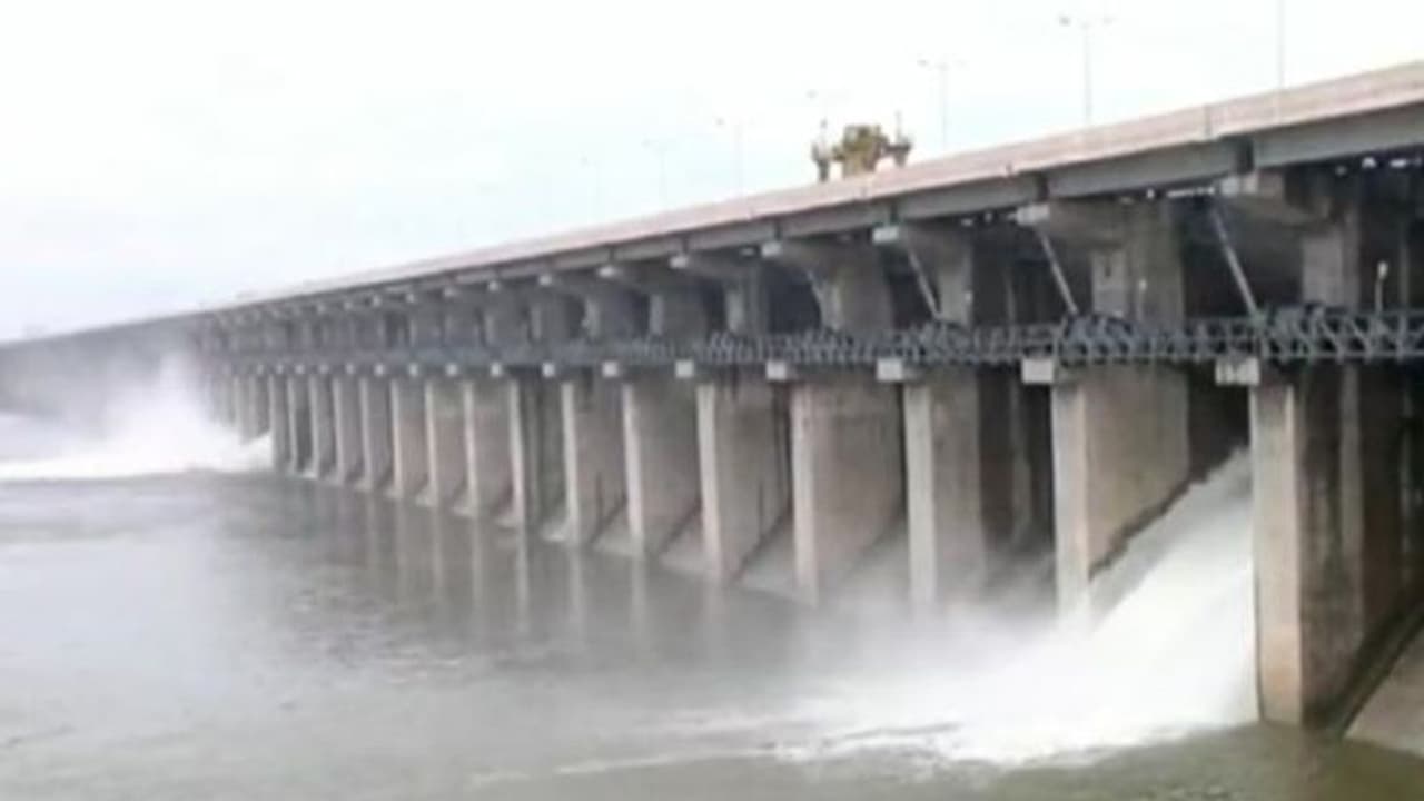 నిండుకుండలా ఎల్లంపల్లి ప్రాజెక్ట్... పరివాహక ప్రాంత ప్రజలకు అధికారుల హెచ్చరిక (వీడియో) నిండుకుండలా ఎల్లంపల్లి ప్రాజెక్ట్... పరివాహక ప్రాంత ప్రజలకు అధికారుల హెచ్చరిక (వీడియో)