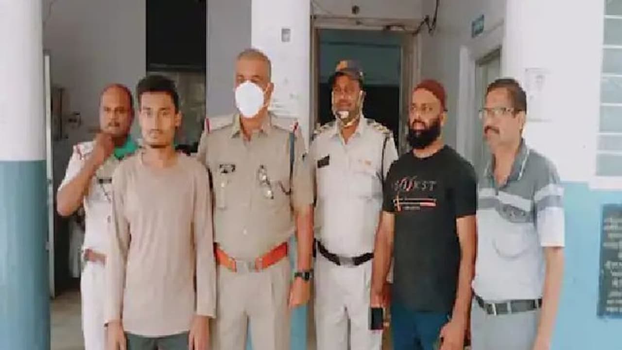 मिलिए अल्लाह के इस नेक बंदे से, जिसे ईद के दिन सड़क पर मिला लाखों रपए से भरा बैग..पेश की एक नई मिसाल मिलिए अल्लाह के इस नेक बंदे से, जिसे ईद के दिन सड़क पर मिला लाखों रपए से भरा बैग..पेश की एक नई मिसाल