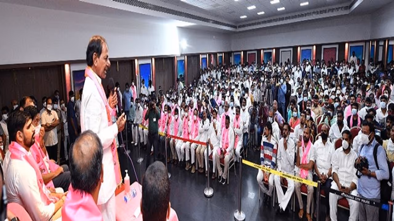 టీఆర్ఎస్ ప్రజా ప్రతినిధులతో కేసీఆర్ భేటీ: కీలకాంశాలపై చర్చ టీఆర్ఎస్ ప్రజా ప్రతినిధులతో కేసీఆర్ భేటీ: కీలకాంశాలపై చర్చ