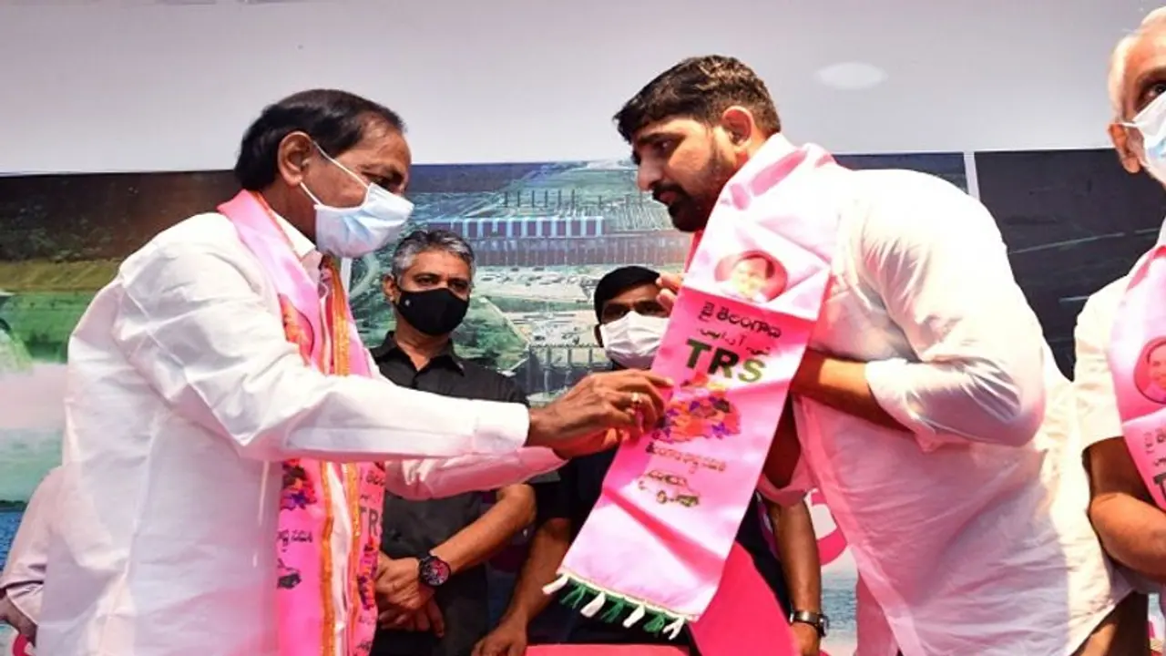 టీఆర్ఎస్లో చేరిన కౌశిక్ రెడ్డి: గులాబీ కండువా కప్పిన కేసీఆర్ టీఆర్ఎస్లో చేరిన కౌశిక్ రెడ్డి: గులాబీ కండువా కప్పిన కేసీఆర్