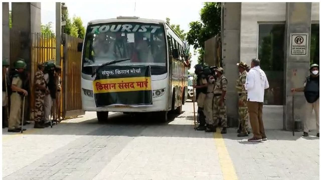 പാര്ലമെന്റ് ധര്ണ; കര്ഷകരെ സിംഘു അതിര്ത്തിയില് തടഞ്ഞു, സുരക്ഷാ പരിശോധനയെന്ന് പൊലീസ് പാര്ലമെന്റ് ധര്ണ; കര്ഷകരെ സിംഘു അതിര്ത്തിയില് തടഞ്ഞു, സുരക്ഷാ പരിശോധനയെന്ന് പൊലീസ്