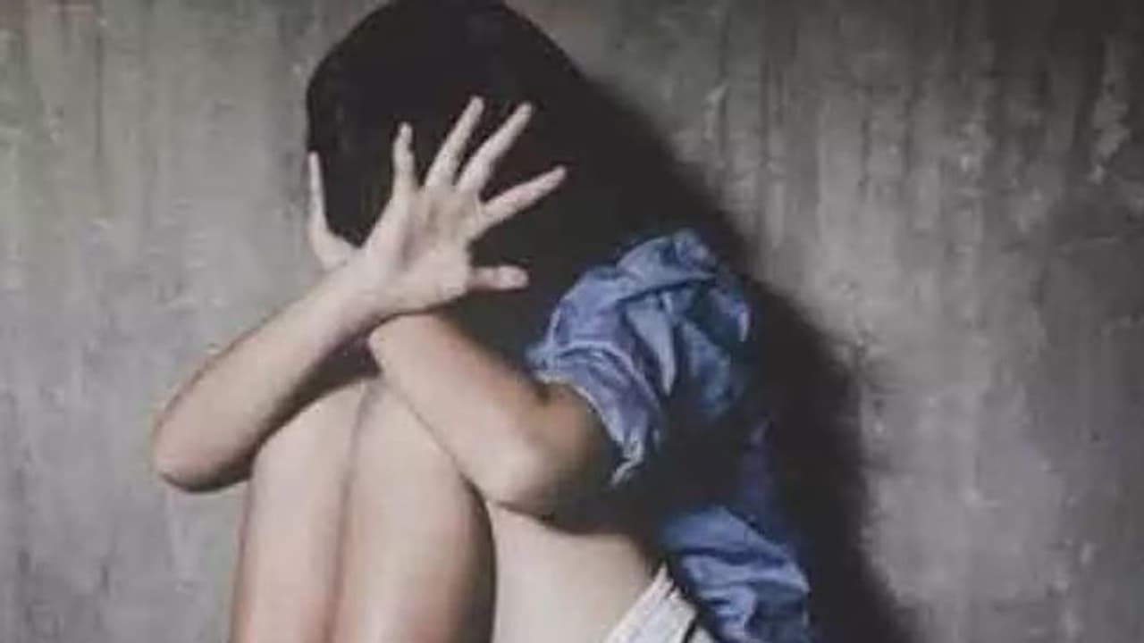 घर में ही हैवान: पापा और ताऊ ने 12 साल की बेटी के साथ किया रेप, मासूम की आपबीती सुन मां के उड़े होश घर में ही हैवान: पापा और ताऊ ने 12 साल की बेटी के साथ किया रेप, मासूम की आपबीती सुन मां के उड़े होश