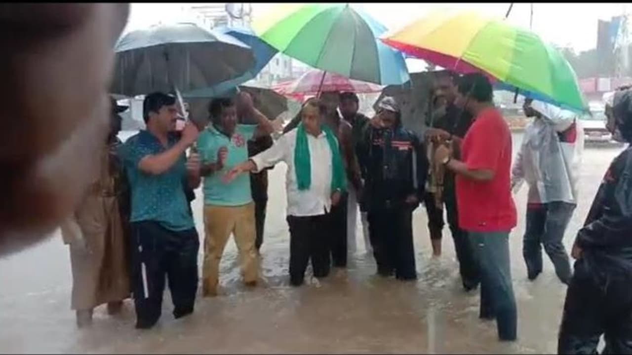 కుండపోత వర్షంలో తడుస్తూ... మోకాల్లోతు నీటిలో నడుస్తూ... ముంపు ప్రాంతాల్లో మంత్రి పర్యటన (వీడియో) కుండపోత వర్షంలో తడుస్తూ... మోకాల్లోతు నీటిలో నడుస్తూ... ముంపు ప్రాంతాల్లో మంత్రి పర్యటన (వీడియో)