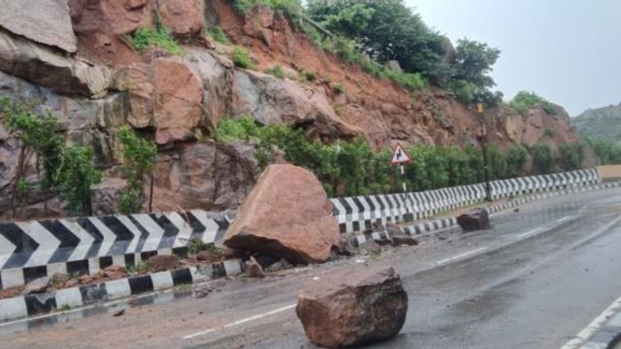 తప్పిన ప్రమాదం: యాదాద్రిలో విరిగిన కొండచరియలు, ఘాట్రోడ్డులో రాకపోకల నిలిపివేత (వీడియో) తప్పిన ప్రమాదం: యాదాద్రిలో విరిగిన కొండచరియలు, ఘాట్రోడ్డులో రాకపోకల నిలిపివేత (వీడియో)