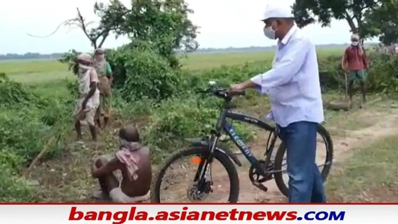 সাইকেলে চড়ে ঘুরে বেড়াচ্ছেন BDO সাহেব, চোখ কপালে উঠেছে চন্দ্রকোনার বাসিন্দাদের
