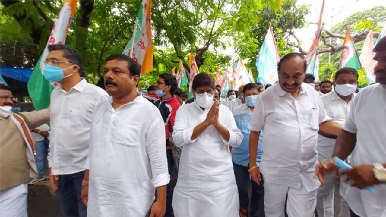 పెగాసస్ వ్యవహారం... రాజ్భవన్ ముట్టడికి టీ.కాంగ్రెస్ నేతల యత్నం, ఉద్రిక్తత పెగాసస్ వ్యవహారం... రాజ్భవన్ ముట్టడికి టీ.కాంగ్రెస్ నేతల యత్నం, ఉద్రిక్తత