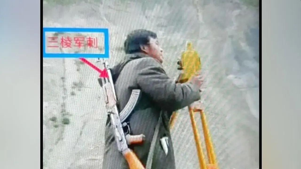 कंधे पर AK 47 लटकाए मजदूर कर रहे दिहाड़ी, जानकर रह जाएंगे आप भी हैरान कंधे पर AK 47 लटकाए मजदूर कर रहे दिहाड़ी, जानकर रह जाएंगे आप भी हैरान