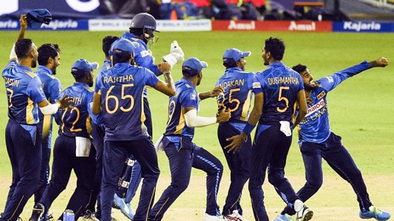 Ind vs SL: भारत के खिलाफ मैच से 24 घंटे पहले श्रीलंकाई टीम को लगा करारा झटका Ind vs SL: भारत के खिलाफ मैच से 24 घंटे पहले श्रीलंकाई टीम को लगा करारा झटका