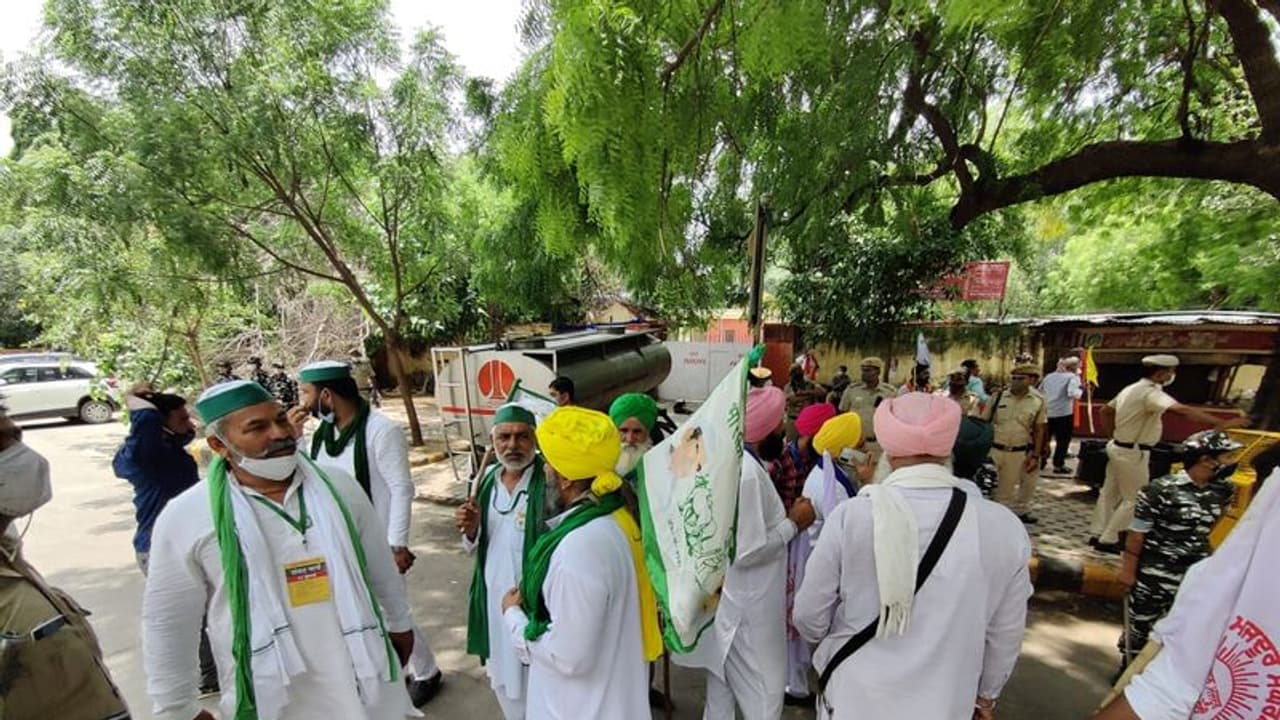 കർഷകരുടെ മഹാപഞ്ചായത്ത്: ദില്ലി അതിർത്തികളിൽ സുരക്ഷ കൂട്ടി,താങ്ങുവിലയിൽ സർക്കാര് സമിതി ആദ്യ യോഗം ഇന്ന് കർഷകരുടെ മഹാപഞ്ചായത്ത്: ദില്ലി അതിർത്തികളിൽ സുരക്ഷ കൂട്ടി,താങ്ങുവിലയിൽ സർക്കാര് സമിതി ആദ്യ യോഗം ഇന്ന്