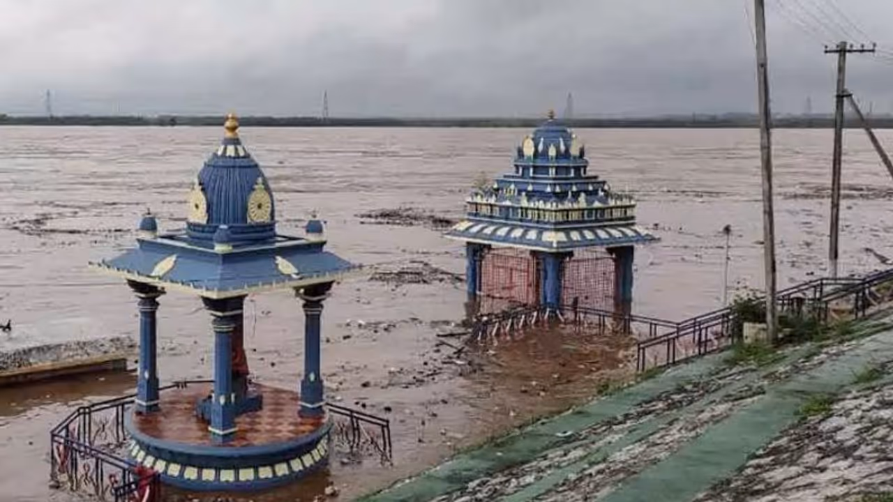 భద్రాద్రి వద్ద గోదావరి మహోగ్రరూపం... నీట మునిగిన పర్ణశాల, రెడ్ అలర్ట్ జారీ భద్రాద్రి వద్ద గోదావరి మహోగ్రరూపం... నీట మునిగిన పర్ణశాల, రెడ్ అలర్ట్ జారీ