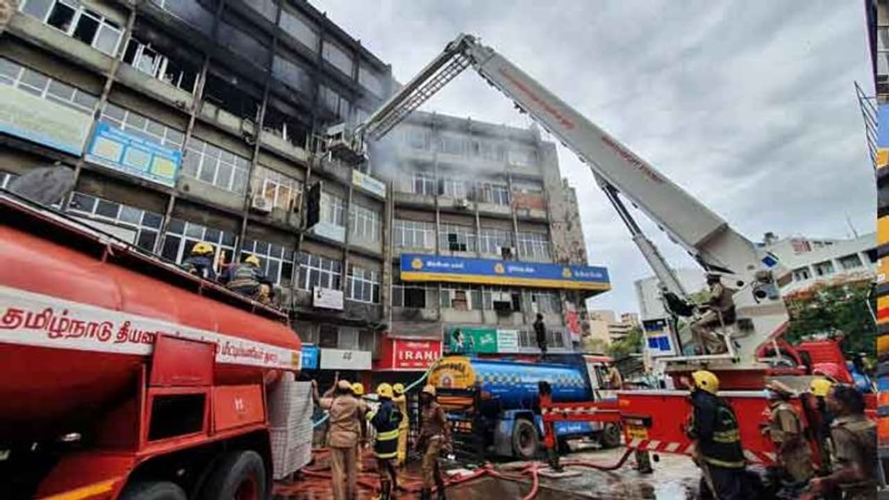 சென்னை அண்ணா சாலையில் உள்ள 5 மாடி கட்டிடத்தில் பயங்கர தீ விபத்து.. பல லட்சம் பொருட்கள் எரிந்து நாசம்..!
