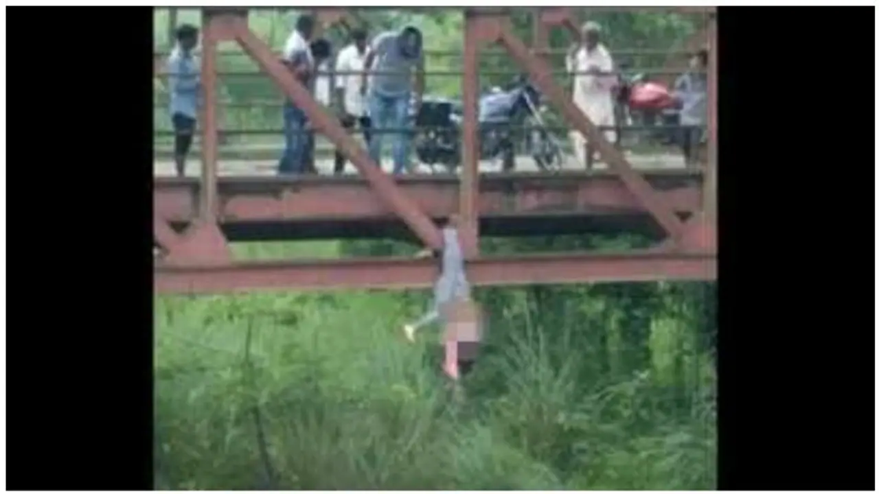 ஜீன்ஸ் பேண்ட் அணிந்ததற்காக அடித்துக் கொள்ளப்பட்ட 17 வயது சிறுமி... கொரூர தாத்தா கைது..! ஜீன்ஸ் பேண்ட் அணிந்ததற்காக அடித்துக் கொள்ளப்பட்ட 17 வயது சிறுமி... கொரூர தாத்தா கைது..!