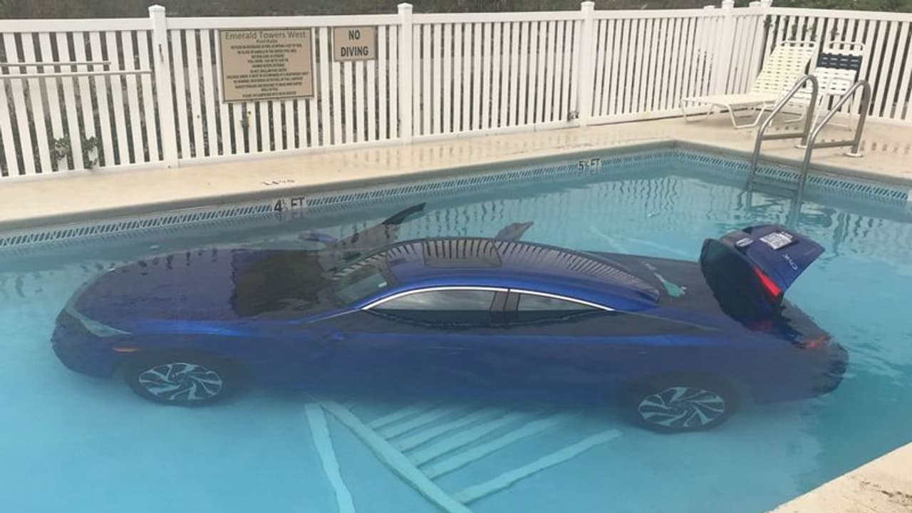 ബ്രേക്കിന് പകരം ചവിട്ടിയത് ആക്സിലേറ്റര്‍, കാര്‍ പതിച്ചത് നീന്തല്‍ക്കുളത്തില്‍!