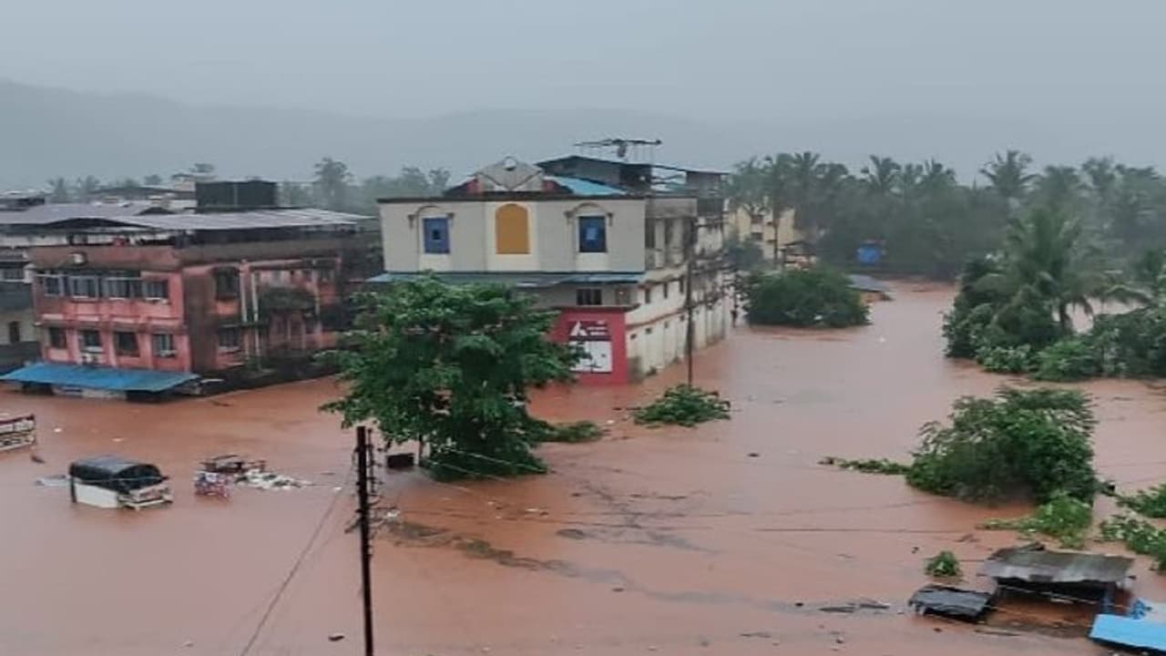 పశ్చిమ గోదావరి: గోదారి ఉగ్రరూపం.. ఏజెన్సీల్లో ముంపు భయం, 40 గ్రామాలకు రాకపోకలు కట్ పశ్చిమ గోదావరి: గోదారి ఉగ్రరూపం.. ఏజెన్సీల్లో ముంపు భయం, 40 గ్రామాలకు రాకపోకలు కట్