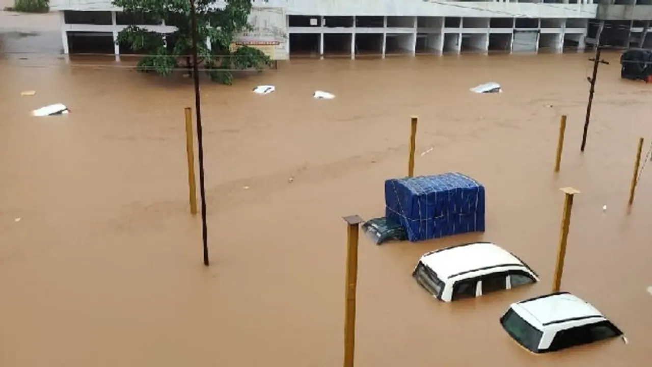 ಮಹಾರಾಷ್ಟ್ರದಲ್ಲಿ ಭಾರೀ ಮಳೆ ಕೊಂಕಣ ರೈಲು ಸ್ಥಗಿತ : 6000 ಪ್ರಯಾಣಿಕರು ಅತಂತ್ರ ಮಹಾರಾಷ್ಟ್ರದಲ್ಲಿ ಭಾರೀ ಮಳೆ ಕೊಂಕಣ ರೈಲು ಸ್ಥಗಿತ : 6000 ಪ್ರಯಾಣಿಕರು ಅತಂತ್ರ