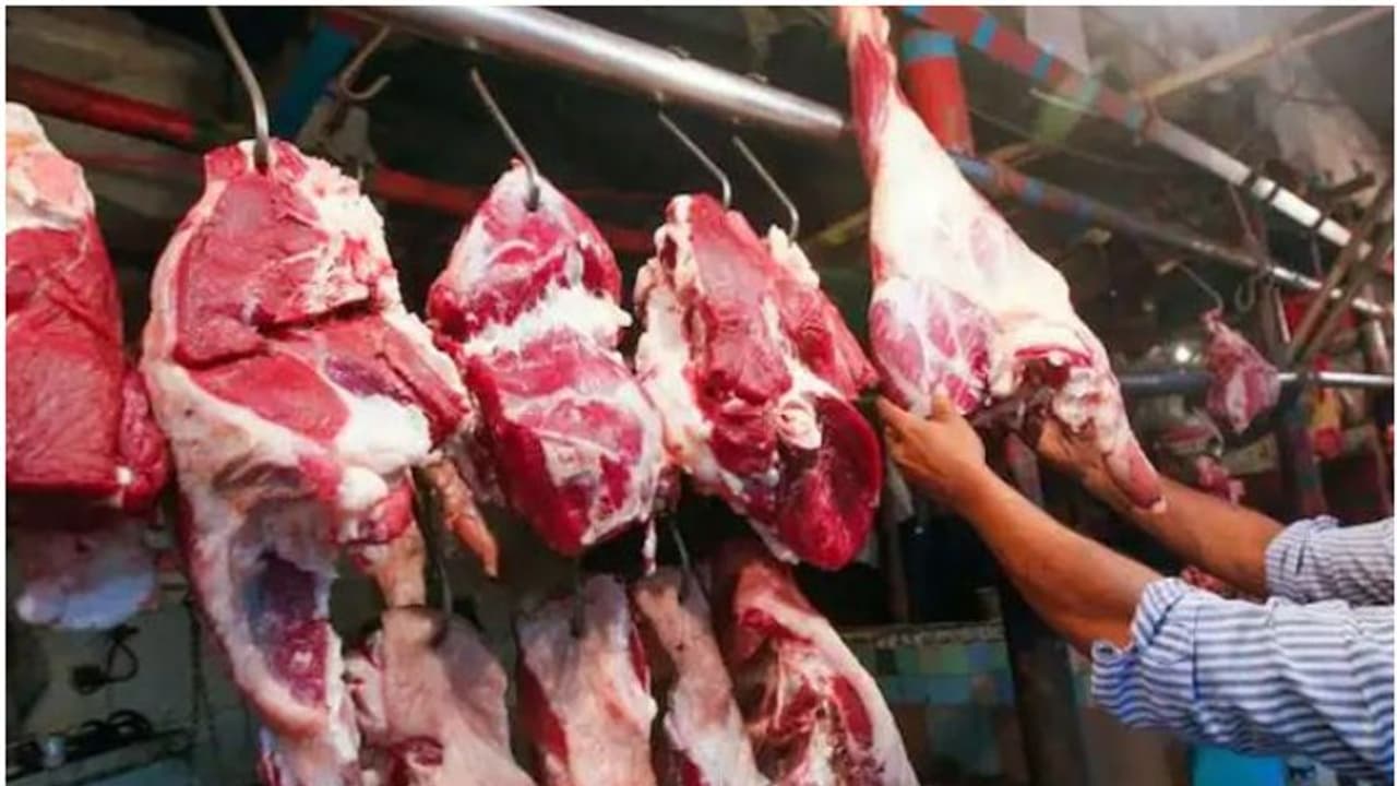 గోమాంసం స్మగ్లింగ్ చేస్తున్నాడని ముస్లిం వ్యక్తిపై గోసంరక్షకుల బృందం దాడి.. మృతి... గోమాంసం స్మగ్లింగ్ చేస్తున్నాడని ముస్లిం వ్యక్తిపై గోసంరక్షకుల బృందం దాడి.. మృతి...